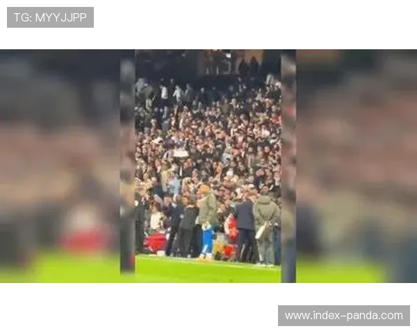 终场哨响，摩根·罗杰斯接受主场球迷欢呼