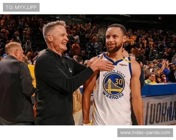 库里赛后拥抱巴特勒,展现对手间尊重 库里赛后拥抱巴特勒,展现对手间尊重